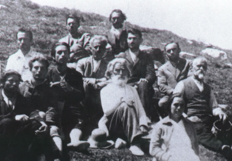 Peter Deunov in het midden aan zijn rechter zijde Omraam Mikhaël Aïvanhov (toen Mihail Ivanhov)